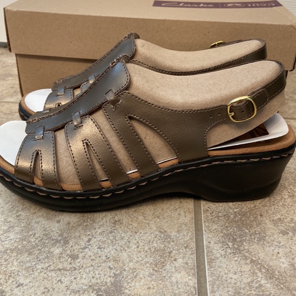 ⭐️NWT Clarks Sandals!!⭐️ - Picture 5 of 9